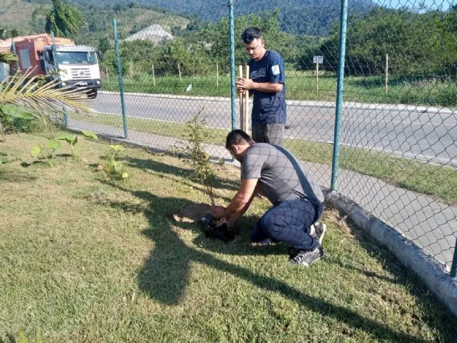 Prefeitura de São Sebastião realiza atividade de arborização no CAPS-AD