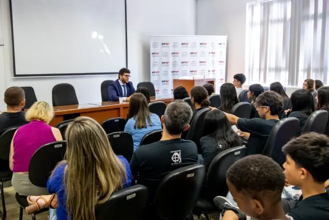 Parlamento Jovem de São Sebastião visita sedes do poder judiciário