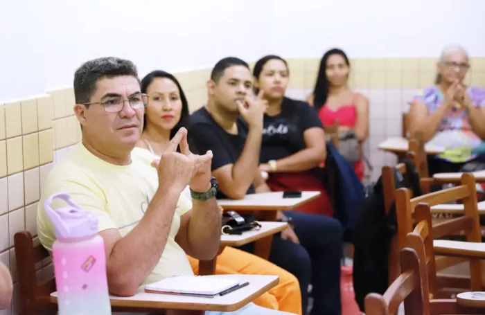 Educação oferece curso de Língua Brasileira de Sinais a professores da rede estadual