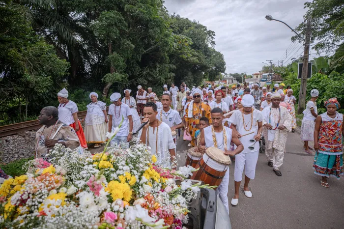 Celebração às yabás reúne devotos na Prainha de Parafuso