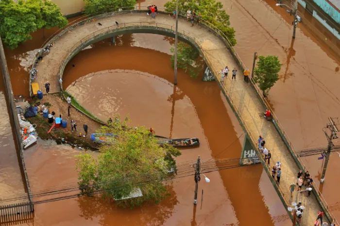 Operação de resgate com o helicóptero do Corpo de Bombeiros em Porto Alegre, RS