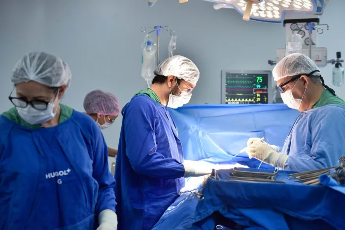 Profissionais do HGG durante o primeiro transplante de pâncreas em unidade de saúde pública no estado (Fotos: SES-GO)