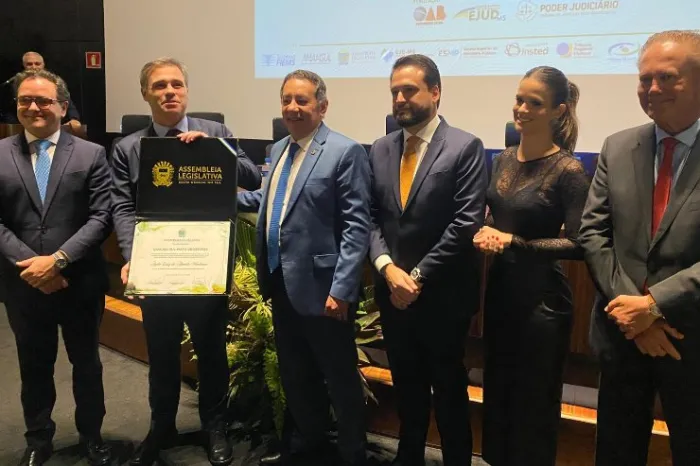 Gerson Claro entrega Título de Cidadão Sul-Mato-Grossense ao ministro André Mendonça