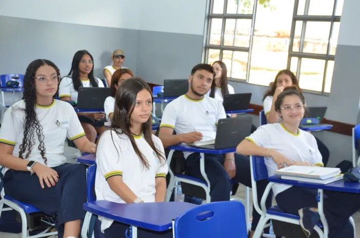 Para ninguém ficar de fora: escolas da rede estadual de ensino auxiliam estudantes a fazer inscrição no Enem 2024 (Foto: Seduc-GO)