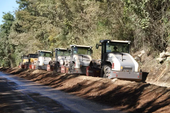 Máquinas estão na pista para reconstruir asfalto da GO-070: camada dupla e itens de drenagem garantem qualidade ao serviço (Fotos: Goinfra)