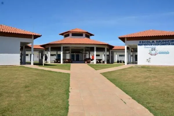 Parlamentar defende construção de piscina em escola de assentamento