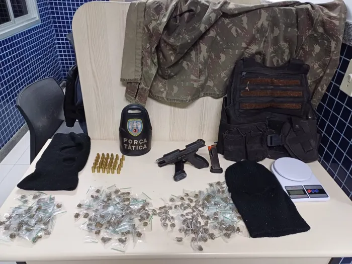 Força Tática do 4º BPM apreende armas e drogas no Morro do Jaburuna