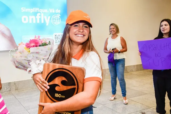 Luna Hardman chega a Vitória após conquista do bicampeonato mundial de bodyboarding