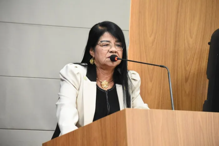 Fátima Araújo propõe criação de programa de capacitação de cuidadores e familiares de autistas 