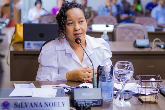 Silvana Noely destaca novos pontos de ônibus instalados Renascença