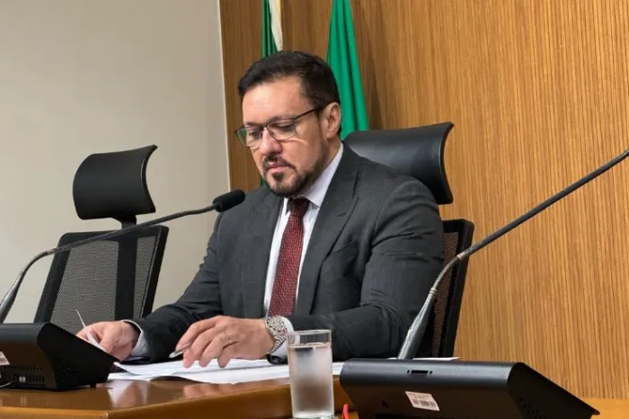 Após reclamções, Lucas de Lima solicita limpeza de terreno no bairro Mata do Jacinto