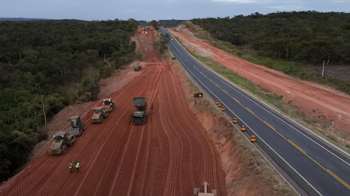 Governador Ronaldo Caiado sobrevoou trajeto da rodovia, vistoriou frentes de serviço e projetou antecipação no cronograma da obra, nesta terça-feira (28/05) (Fotos: Júnior Guimarães)