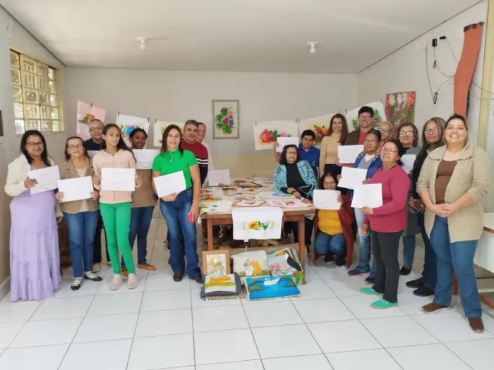 17 mulheres se qualificam em Curso de Pintura em Tecidos no Projeto Social Rica...