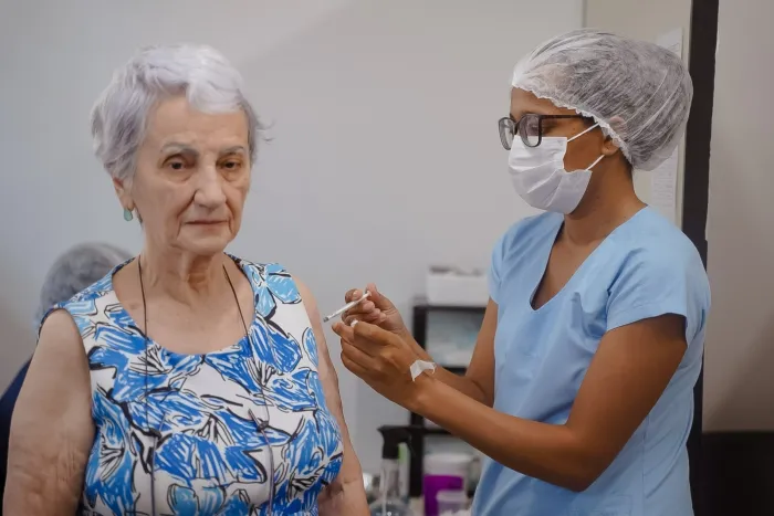 Em Goiás, apenas 30,59% das pessoas que integram os grupos prioritários procuraram os postos da rede pública (Foto: Iron Braz)