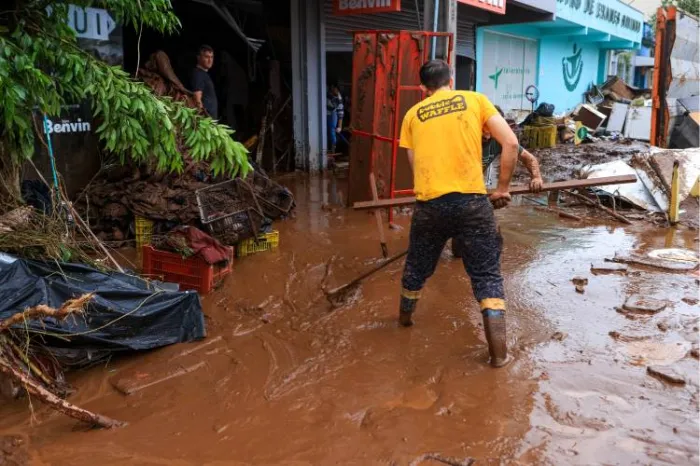Homem retira lama e destroços causados pela enchente em Sinimbu (RS) – Fotos: Governo do Estado do Rio Grande do Sul