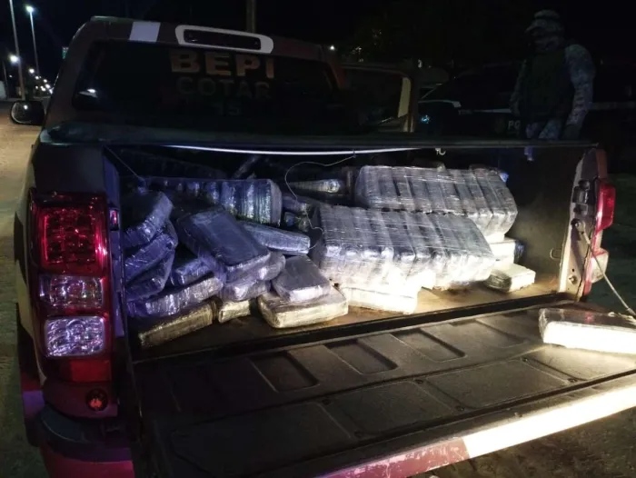 PMCE e PRF prendem dois suspeitos com 211kg de maconha oriunda do Pará