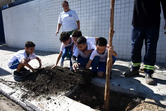 Com alegria, alunos de escola municipal de PG plantam mudas na Semana do Meio Ambiente