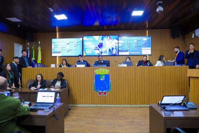 Vereadores derrubam 15 vetos do Executivo Municipal e mantêm dois