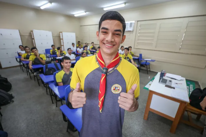 Alunos na Escola Estadual Cid Cabral da Silva comemoram entrega de unidade reformada revitalizada