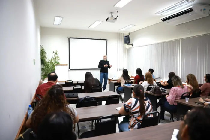 Educação promove formação sobre contratos públicos para servidores