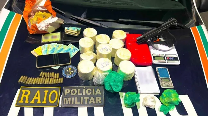 Dupla é presa pela PMCE com mais de 5kg de drogas e arma em Barbalha