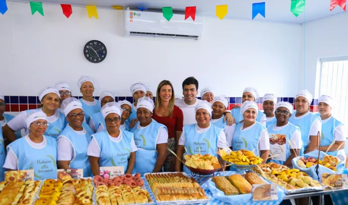 Primeira-dama do Maranhão entrega certificados a participantes do projeto Padaria Artesanal em São Luís