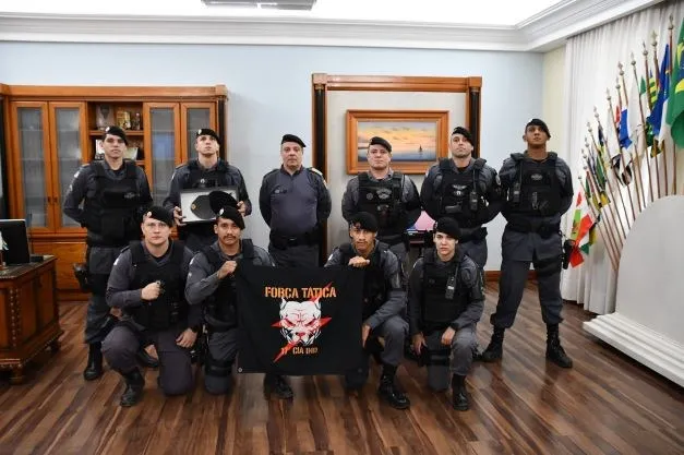 Comandante-geral recebe Força Tática da 17ª cia Ind e presta homenagem ao Sd Tamagnoni