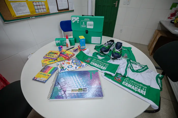 Famílias celebram a entrega do kit pedagógico e do fardamento para os alunos