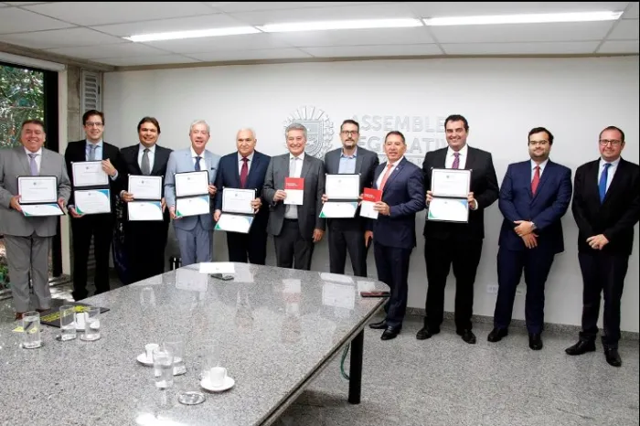 Autores do livro ‘Reminiscências no Tribunal do Júri’ são homenageados na Alems