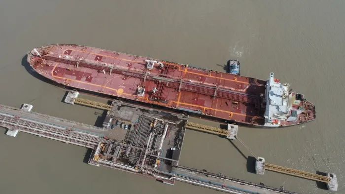 Porto do Itaqui recebe um dos maiores navios brasileiros de transporte de combustíveis
