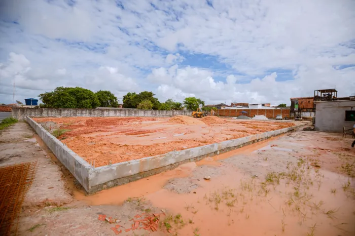 Obras do campo e construção da Praça da Primeira Travessa Luiz Gonzaga avançam