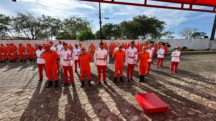 Bombeiros promovem cerimônia do espadim para turma do curso de formação de oficiais
