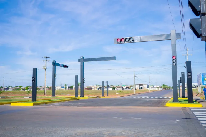 Cruzamento da Av. das Nações com a Rua João Goulart recebe conjunto semafórico