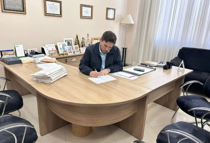 IBAITI - Prefeito Dr. Antonely autoriza antecipação da primeira parcela do 13º salário ao funcionalismo para esta quinta-feira (6) e injeta R$ 2,2 milhões na economia local