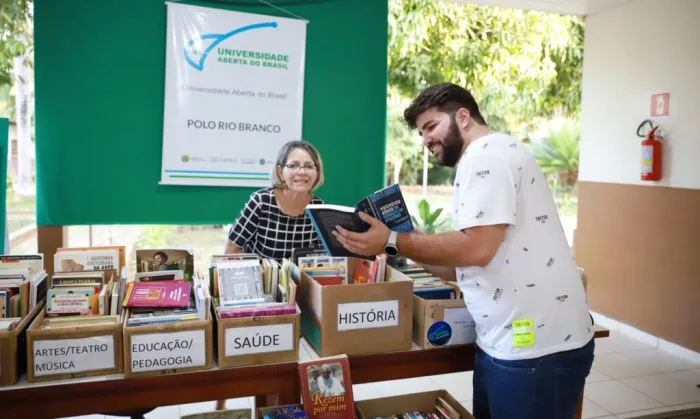 Polo da Universidade Aberta do Brasil em Rio Branco promove acesso à leitura com Projeto Sebo
