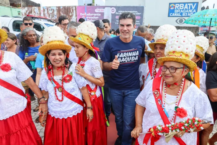 Helder Barbalho assina convênio para reconstrução do Barracão da Marujada, em Bragança