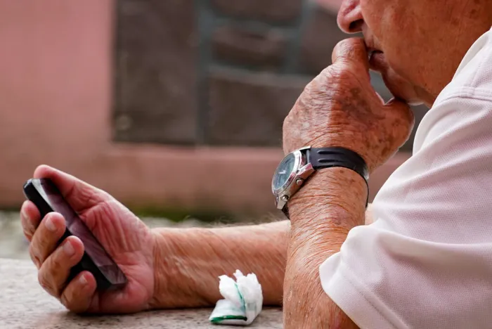 Junho Violeta: Conselho Estadual do Idoso de SC lança informativo sobre violência contra a pessoa idosa