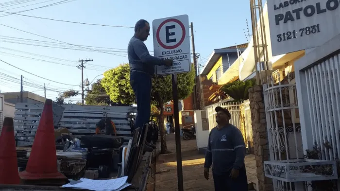 Sinalização vertical identifica vagas exclusivas e de curta duração