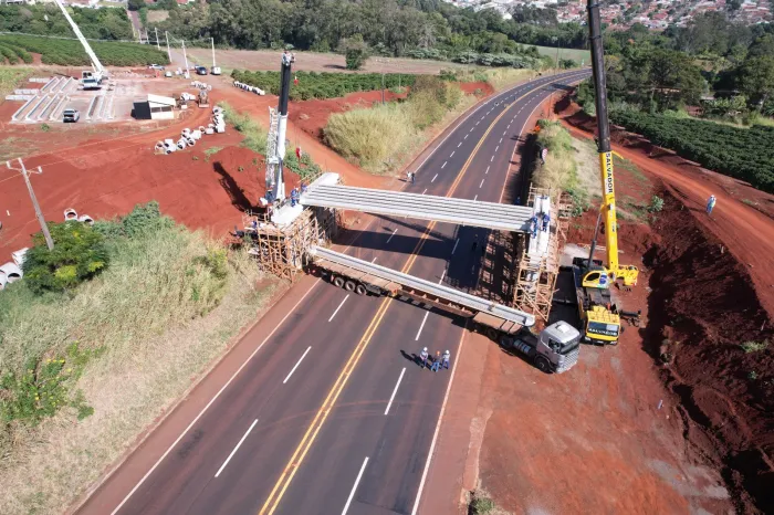 Lançamento de vigas em viadutos de Mandaguari é concluído em um fim de semana