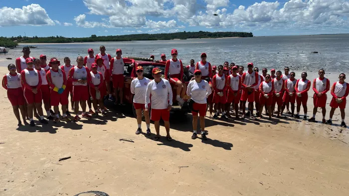 Corpo de Bombeiros promove ação de limpeza em praia e coleta quase meia tonelada de resíduos