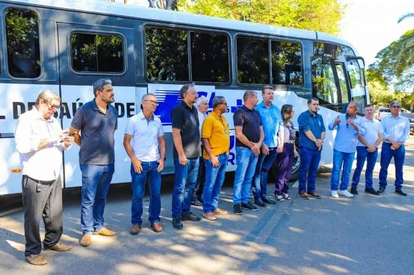 Parlamentares participam da entrega de ônibus para transporte de pacientes