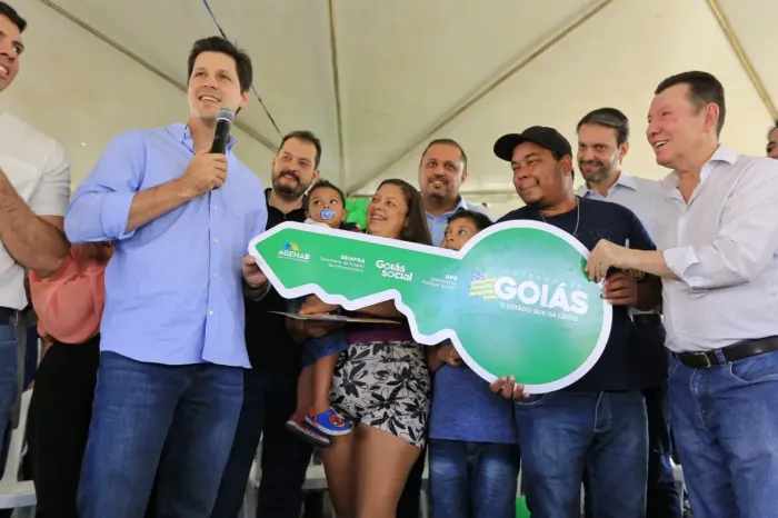 Vice-governador Daniel Vilela, durante entrega de moradia própria a famílias em situação de vulnerabilidade social, em Águas Lindas e Formosa: “um lar para viver com paz e dignidade” (Foto: Hegon Corrêa e André Saddi)