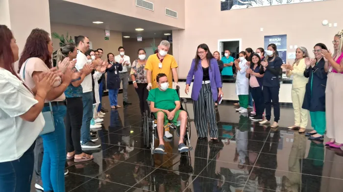 Paciente que realizou transplante em abril no Metropolitano recebe alta hospitalar