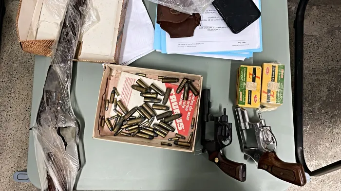 Polícia Civil captura dois suspeitos e apreende armas de fogo e mais de 100 munições em Caucaia