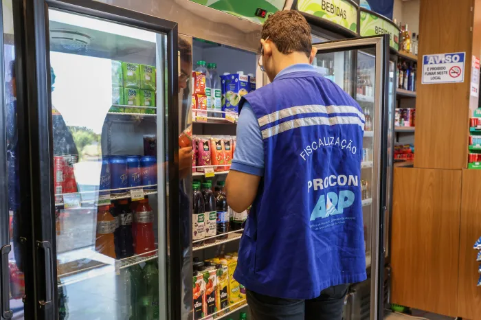 Operação Produtos na Validade do Procon de Palmas recolhe produtos irregulares de conveniências