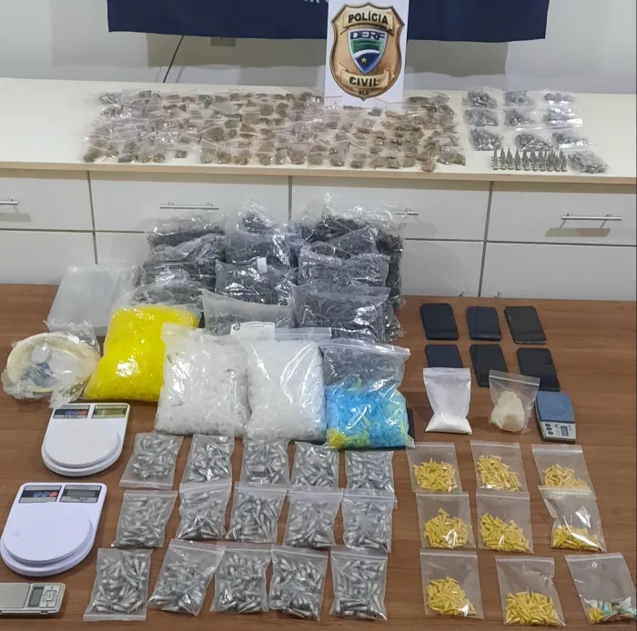 Traficante é preso, pela Polícia Civil, com mais de 1.700 pinos de cocaína e cerca de 200 papelotes de skunk