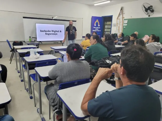 Alunos da Educação de Jovens e Adultos assistem palestra sobre cibersegurança