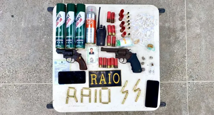 Dupla é capturada pela PMCE com armas de fogo, munições e drogas em Baturité