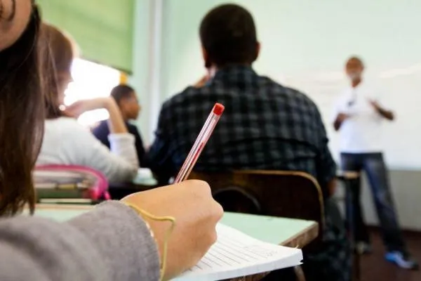 Vereador pede oferta de cursos gratuitos de inglês e espanhol para estudantes de baixa renda