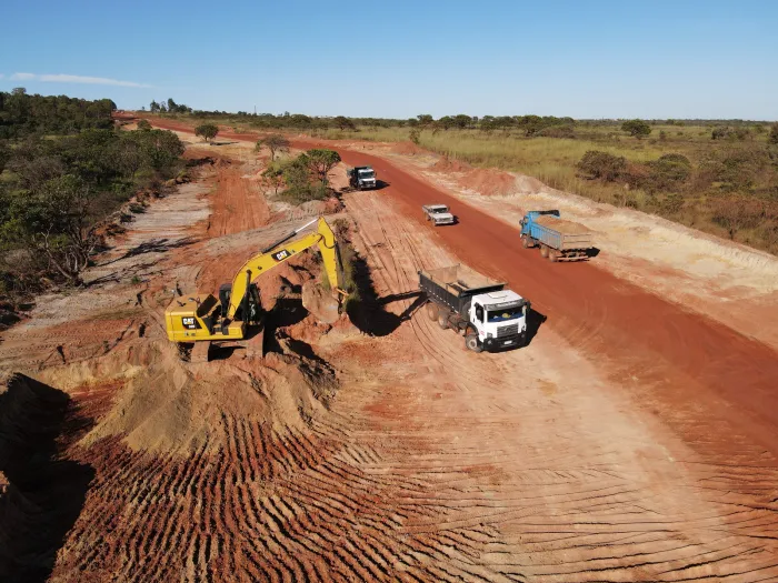 Com recurso do Fundeinfra, obras avançam na GO-309 e vão reduzir trajeto entre Cristalina e Unaí (MG) (Fotos: Goinfra)